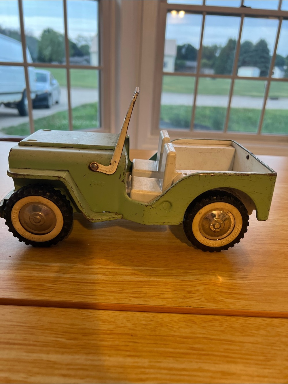 Vintage-Style Green Metal Toy Jeep - Classic Ride-On Replica